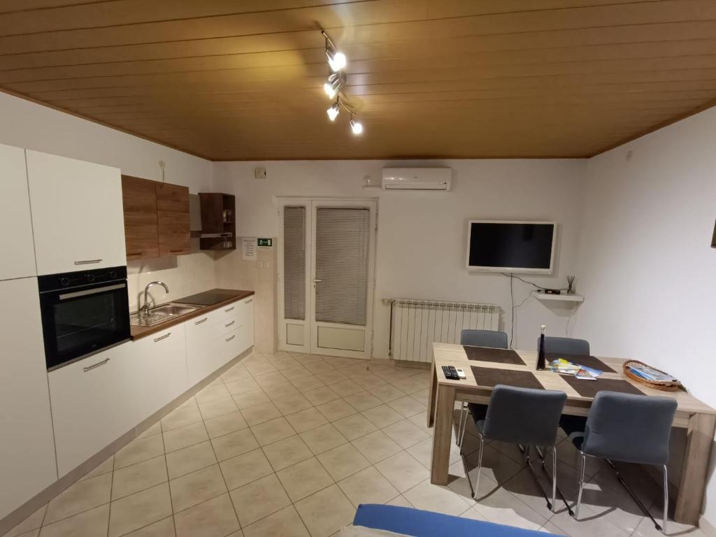Kuchyňa alebo kuchynka v ubytovaní APARTMANI Mila