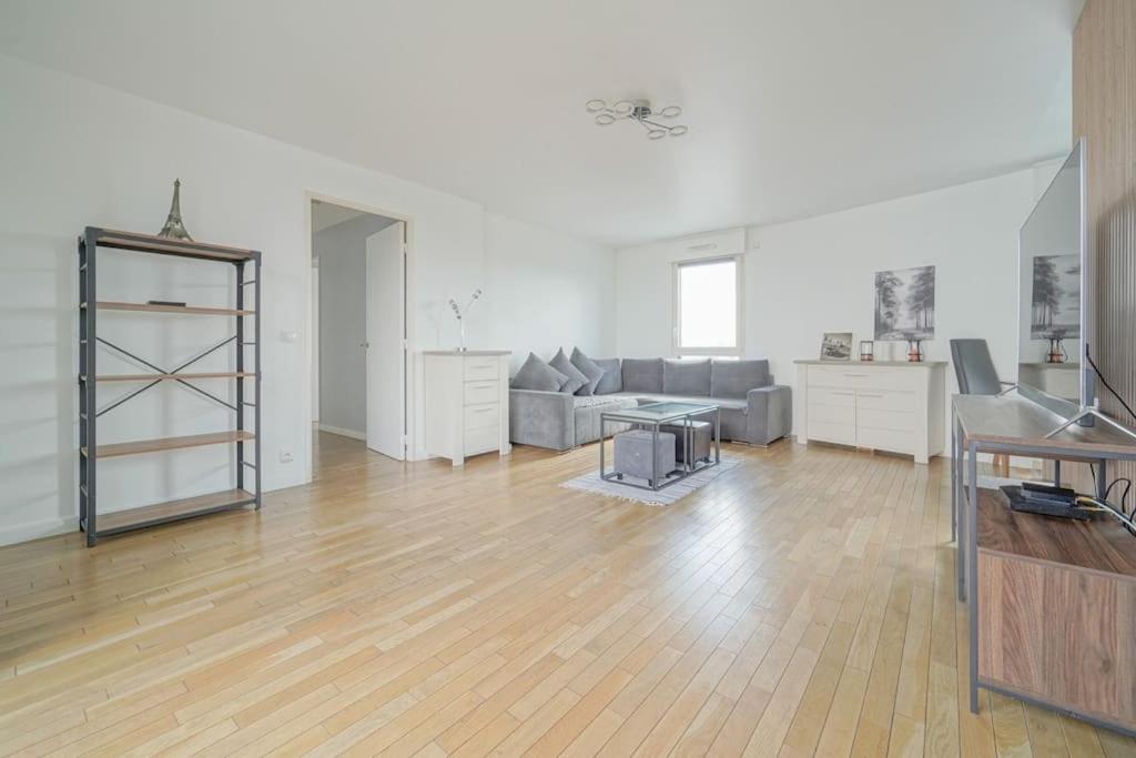 un salon avec un canapé et une table dans l'établissement Ideal & Central 3BR for Family & Friends, à Saint-Denis