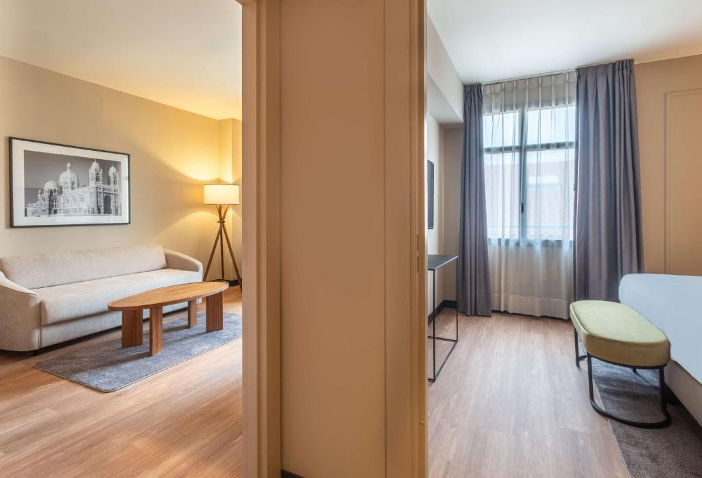 Radisson Blu Hotel Marseille Vieux Port - 小型套房
