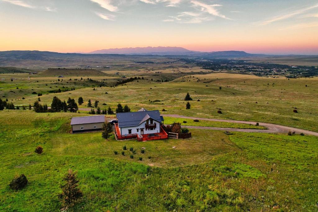 une vue aérienne sur une grange au milieu d'un champ dans l'établissement Jackalope Lodge, à Livingston