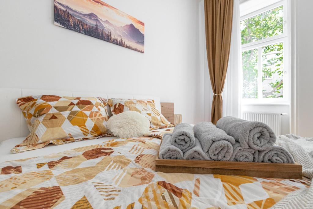 Postel nebo postele na pokoji v ubytování Charmantes Altbau-Apartment nahe Donaukanal Zentrumsnah mit Küche & WLAN