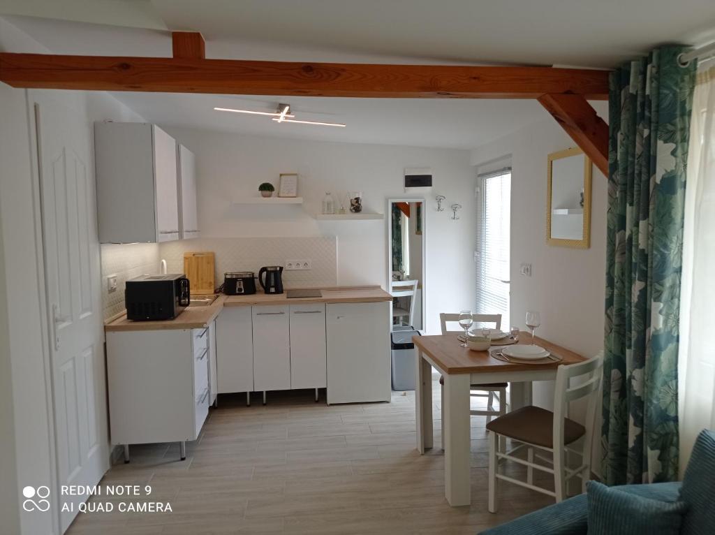 Kuchyňa alebo kuchynka v ubytovaní JAndi apartman