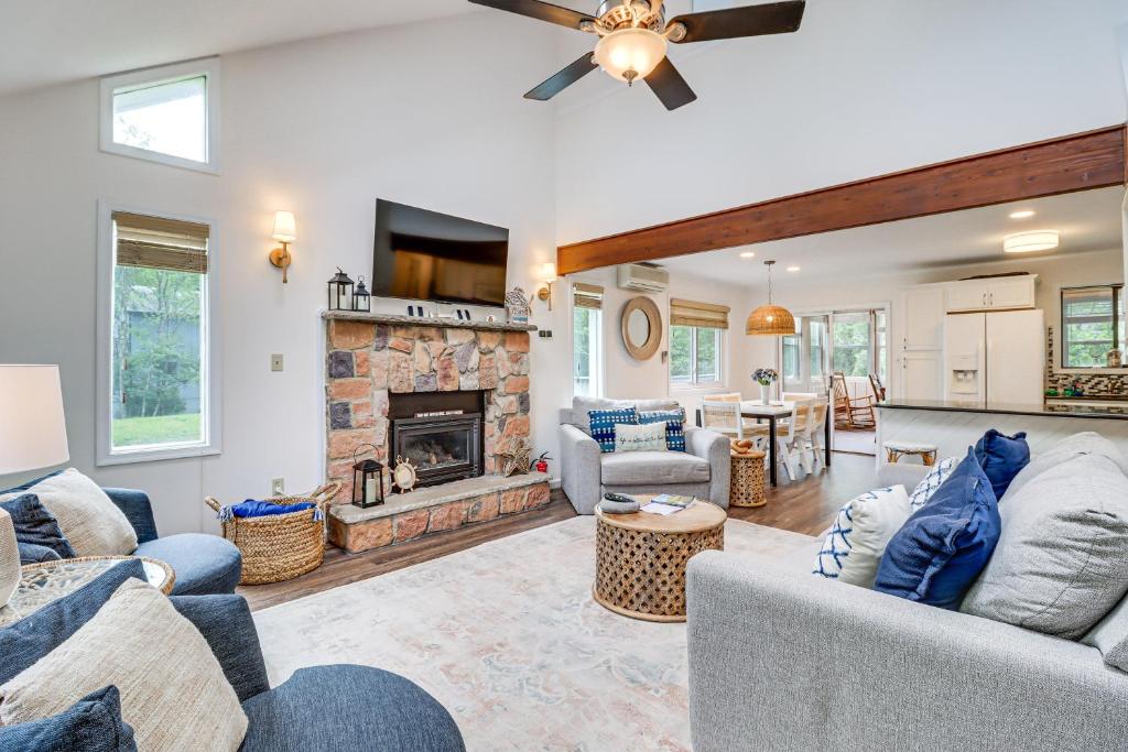 Posezení v ubytování Spacious Family Retreat Pocono Home with Deck