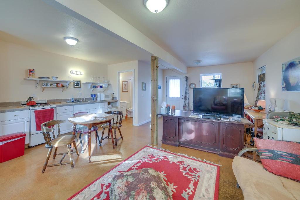 Cozy Rogers Studio Apt with Lake Access and Fire Pit! - Apartment