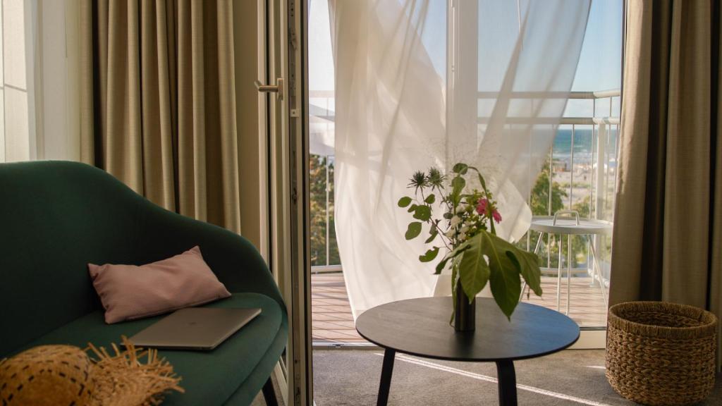 Ein Sitzbereich in der Unterkunft Baltic Hideaways Beach Hotel Warnemünde