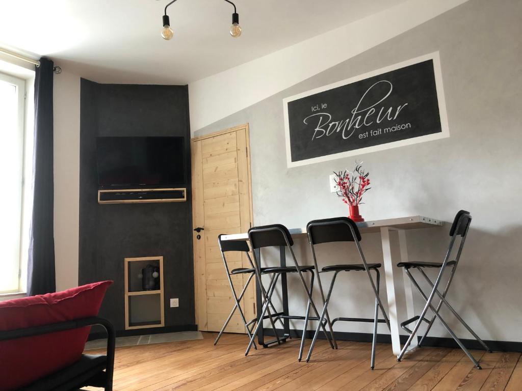 - un salon avec une table et des tabourets dans l'établissement Appartement - Urban - entre Disney et Paris, à Lagny-sur-Marne