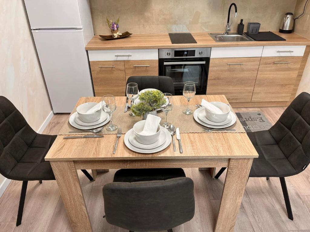 Kuchyňa alebo kuchynka v ubytovaní Gréta Lux Apartman