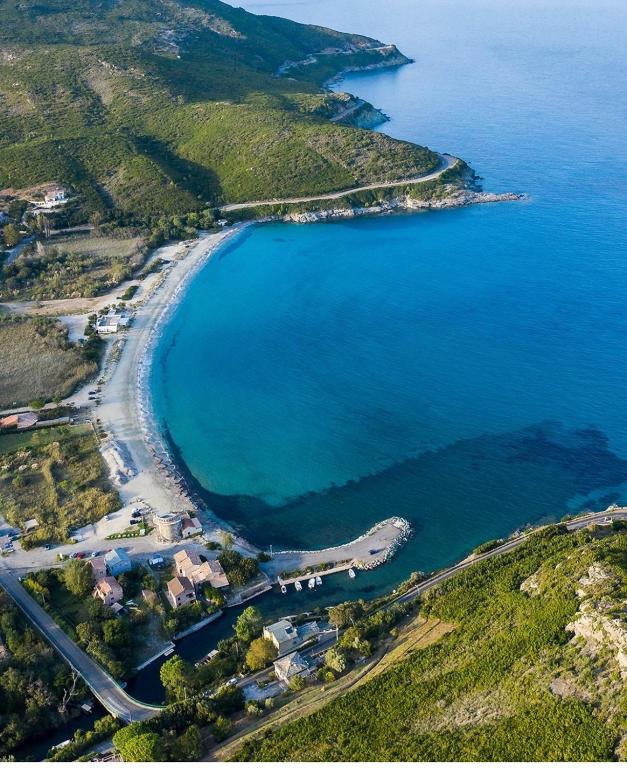 une vue aérienne d'une plage et de l'océan dans l'établissement La corse entre plage et rivière, à Pietracorbara