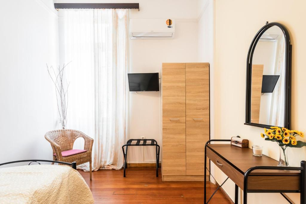 TV a/nebo společenská místnost v ubytování Alegria simple economy rooms