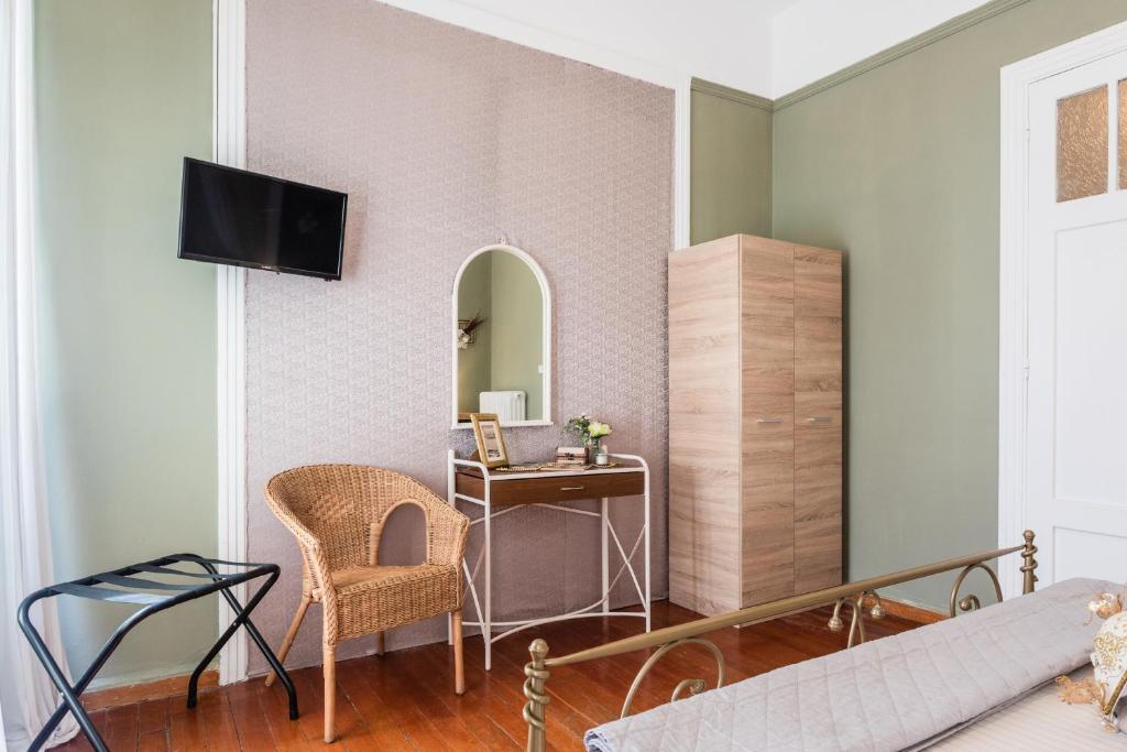 TV a/nebo společenská místnost v ubytování Alegria simple economy rooms