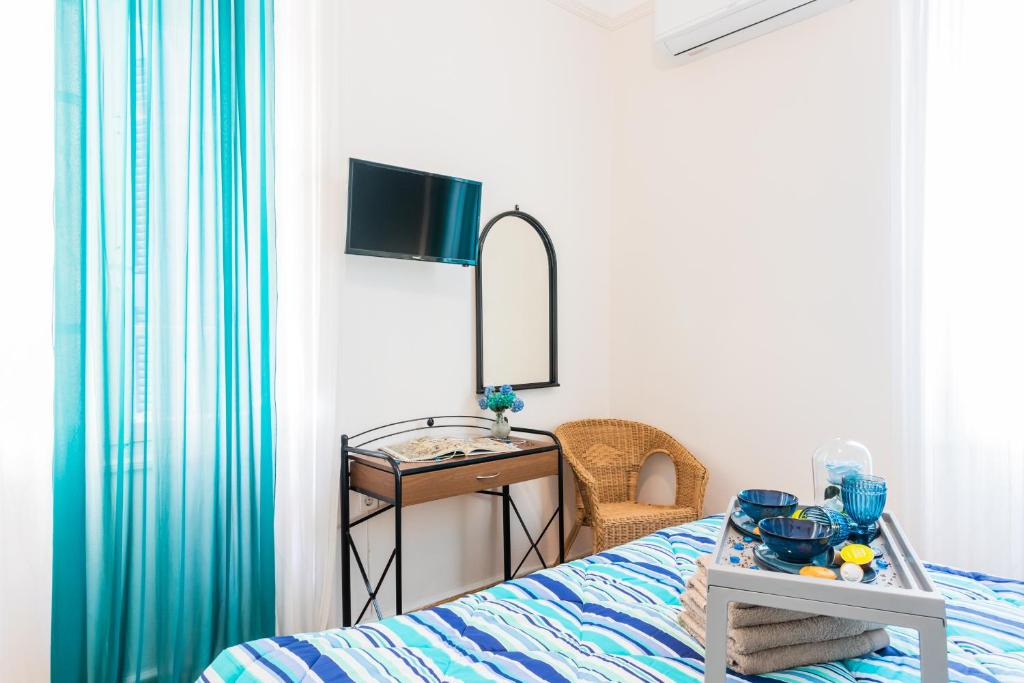 TV a/nebo společenská místnost v ubytování Alegria simple economy rooms