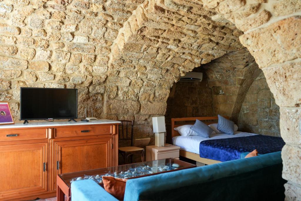 TV a/nebo společenská místnost v ubytování Casa del Porto Byblos