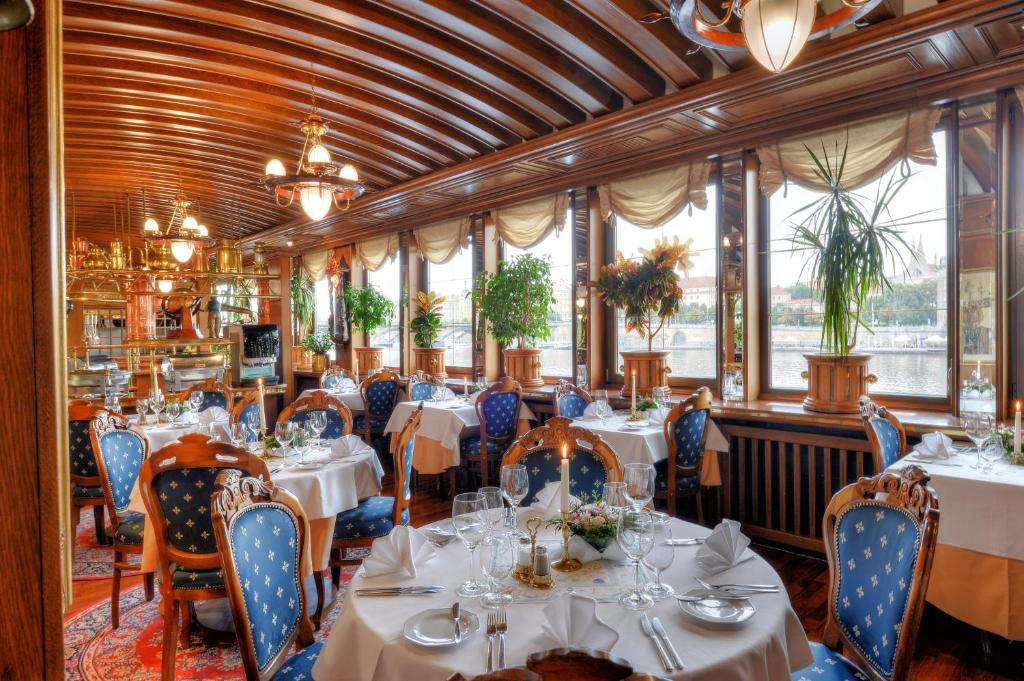 Restaurace v ubytování Admiral Botel