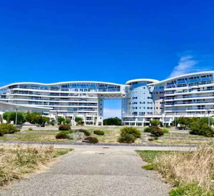 un grand bâtiment avec beaucoup de fenêtres dans l'établissement Porte Océane studio spacieux avec parking, à La Rochelle