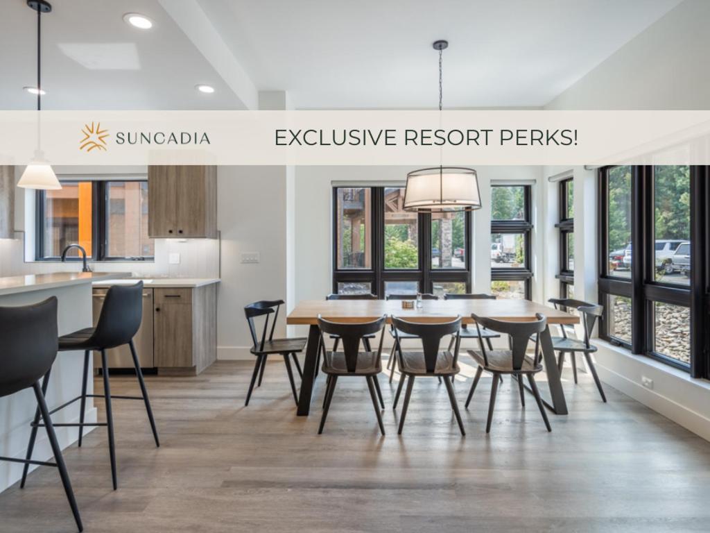 een keuken en eetkamer met een tafel en stoelen bij Suncadia Trailhead 2 Pet Friendly Condo 109 in Cle Elum