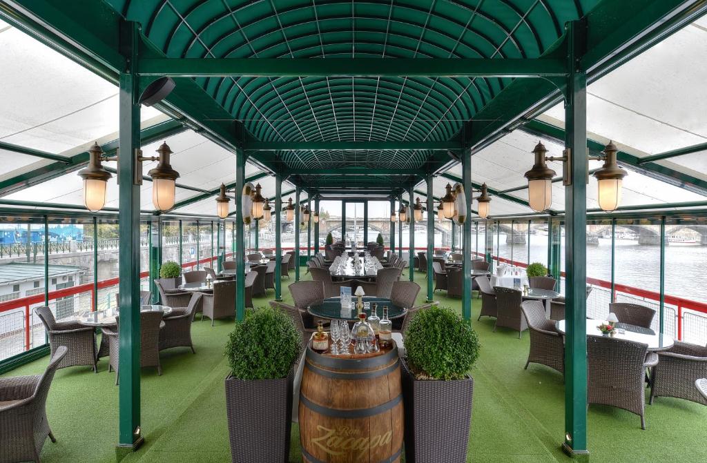 Restaurace v ubytování Admiral Botel