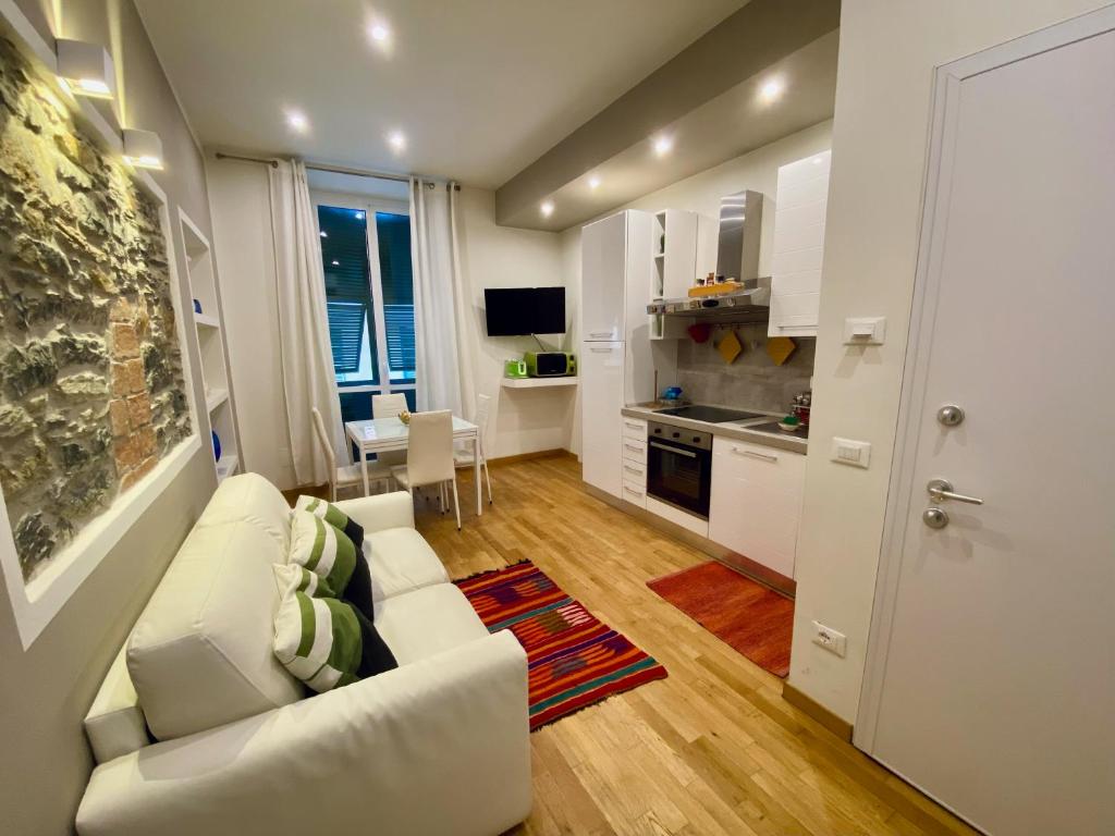 A kitchen or kitchenette at LEO'S HOME