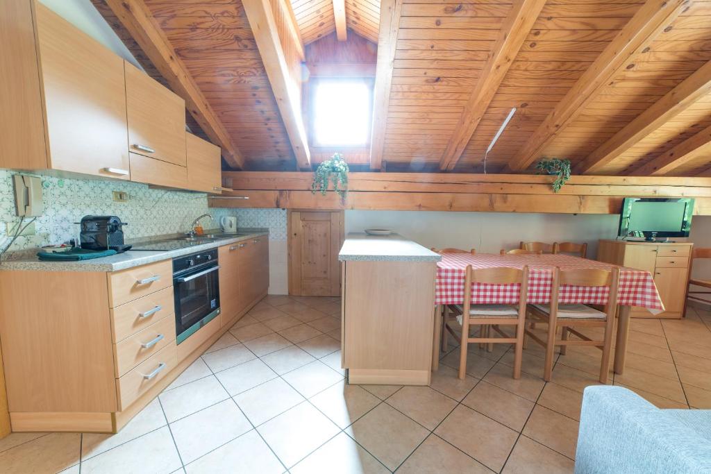 Kuchyň nebo kuchyňský kout v ubytování Villa Monari Apartment Riverside Terrace