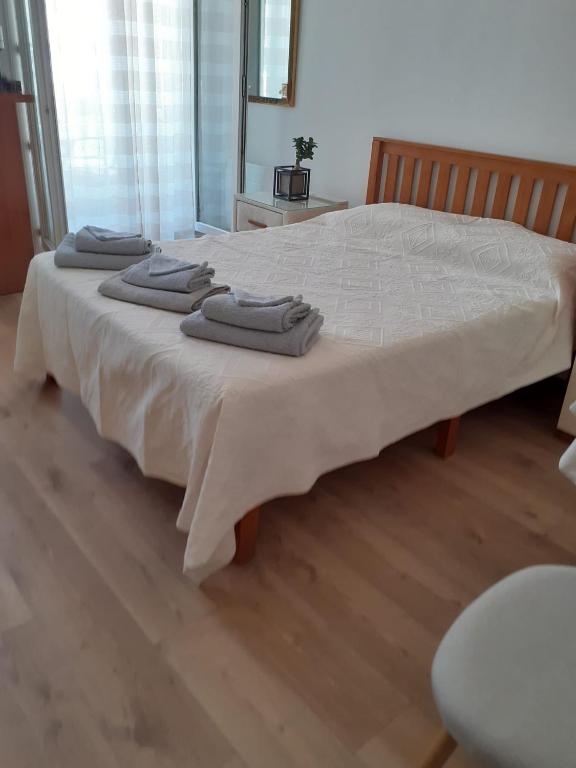 un lit avec trois serviettes posées dessus dans l'établissement Maria, à Nice