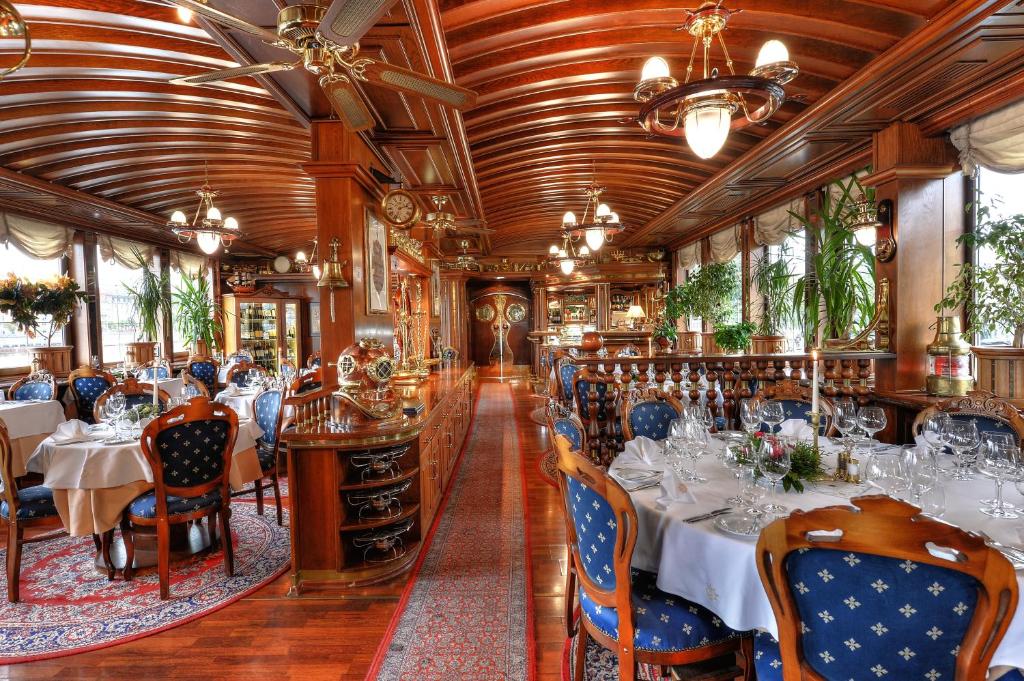 Restaurace v ubytování Admiral Botel