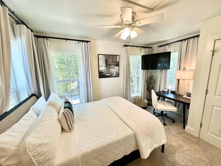 Postel nebo postele na pokoji v ubytování Cute and Cozy Comfy Birds Junior Cottage - 1 mile to Dwntn Ocean Springs, near Beach with Golf Cart