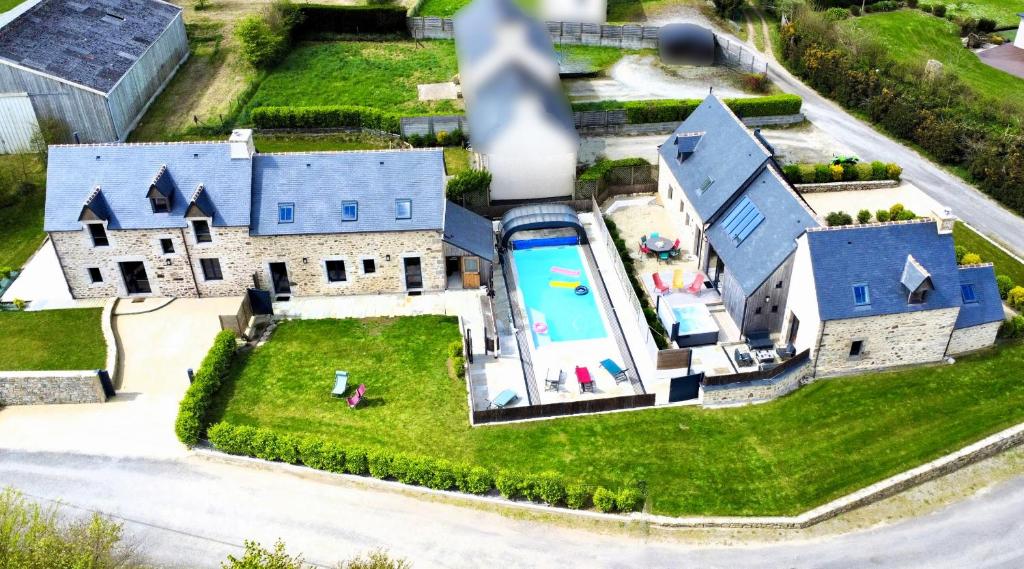 une vue aérienne d'une maison avec piscine dans l'établissement Deux gites a la campagne 14 pers piscine jacuzzi, à Bourg-Blanc