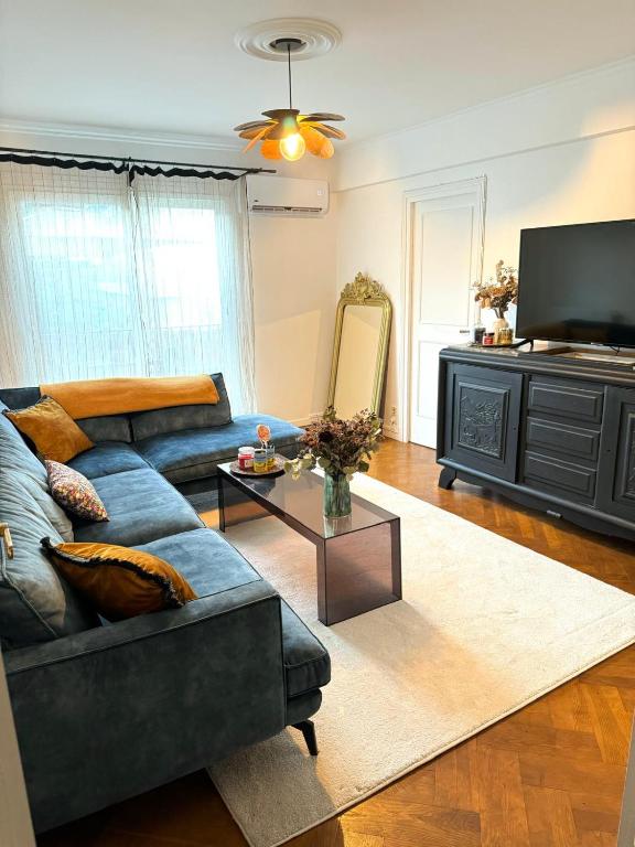 un salon avec un canapé et une télévision dans l'établissement Casa Bastiaccia, à Bastia