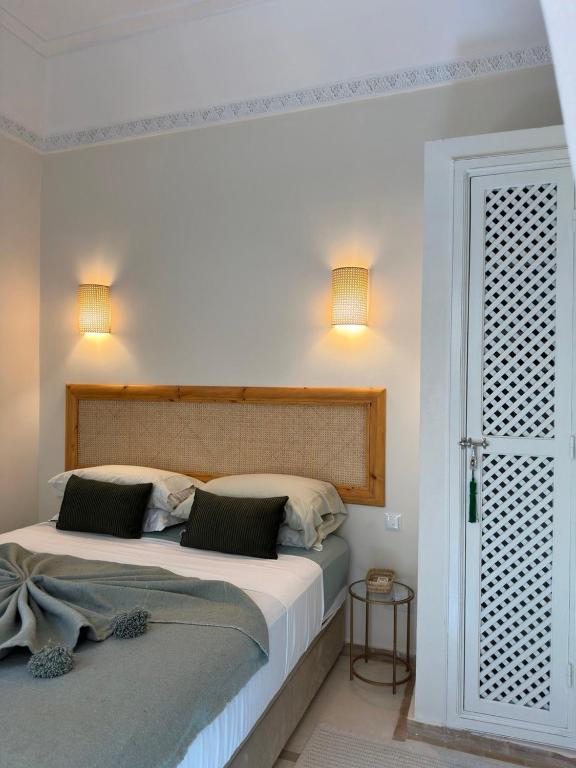 Postel nebo postele na pokoji v ubytování Riad Kamilyes