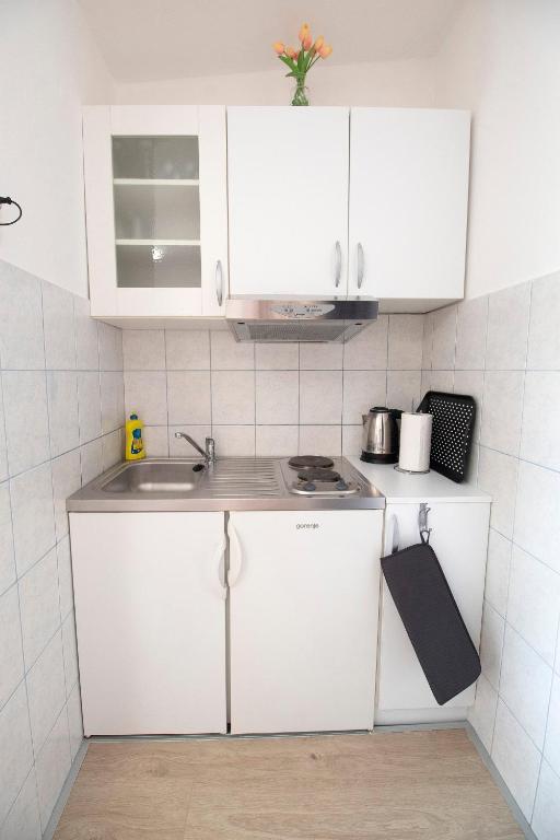 Kuchyň nebo kuchyňský kout v ubytování Studio Apartmani M