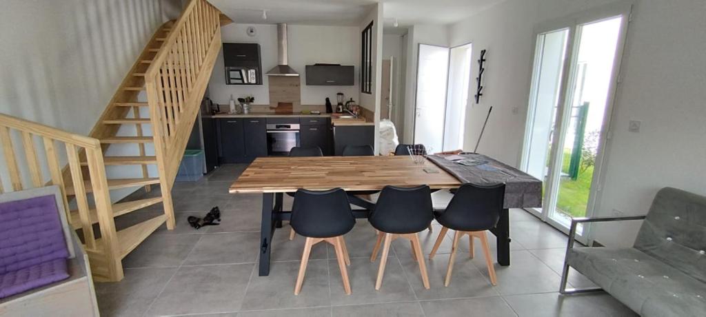 a kitchen with a wooden table and four chairs at Maison près des plages Cap de l'Homy et Contis 2 vélos disponibles in Lit-et-Mixe