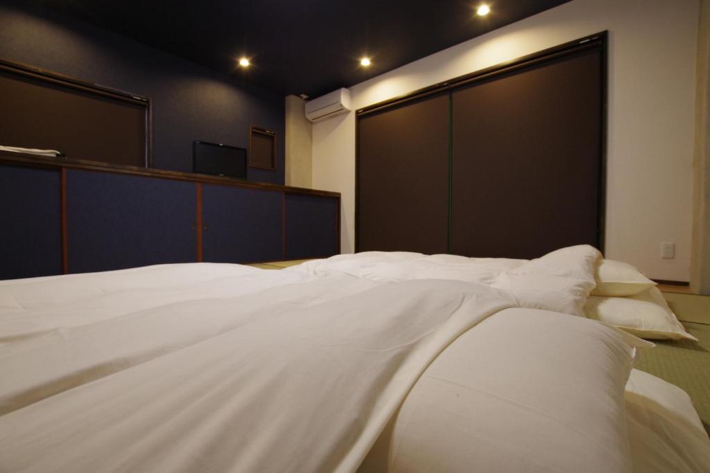 Postel nebo postele na pokoji v ubytování Cinnamon Guesthouse Dogo