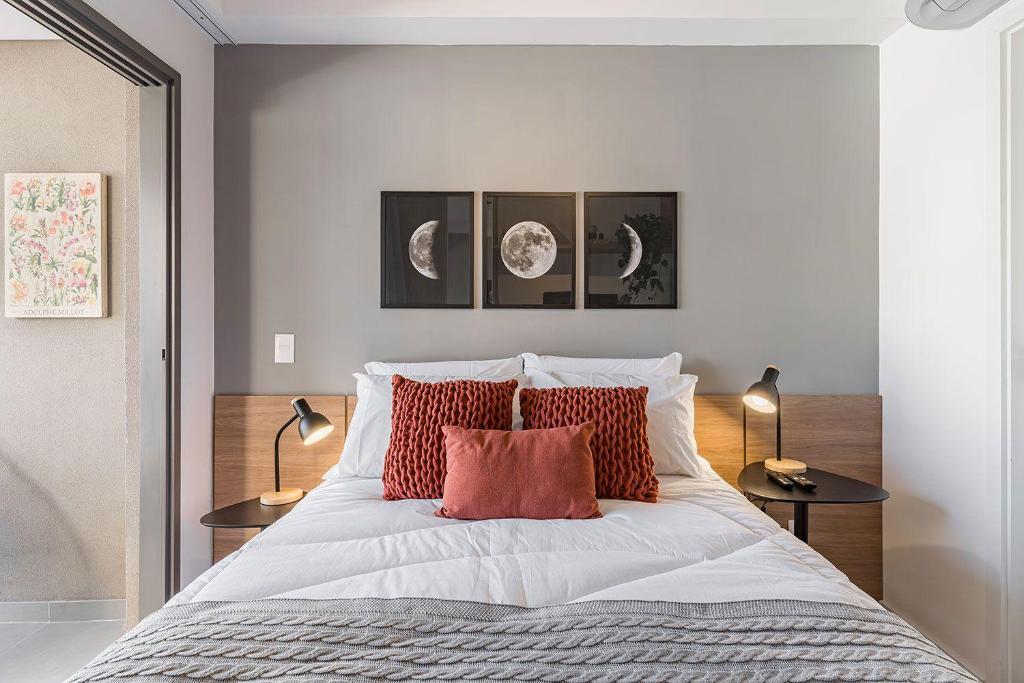a bedroom with a large bed with red pillows at Studio aconchegante I Perdizes I Nubank Parque in São Paulo