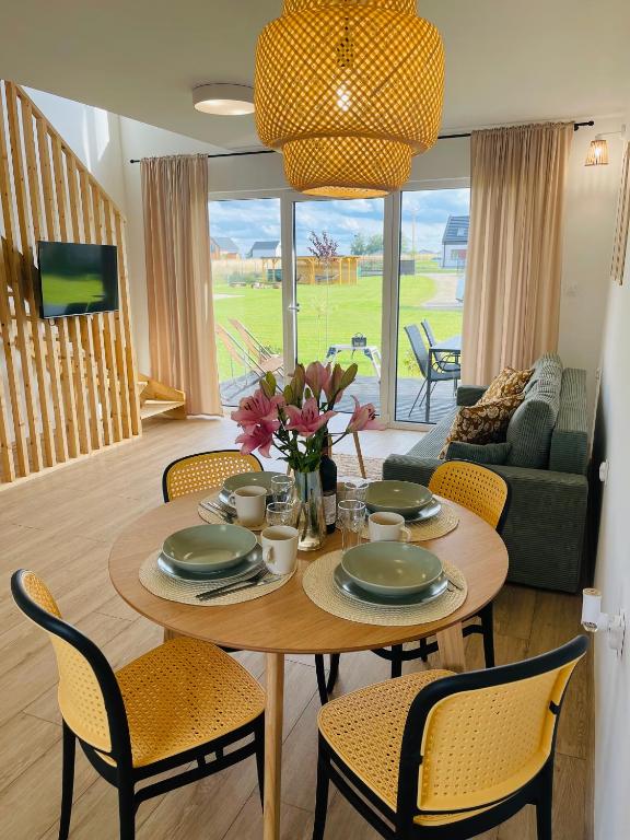 a living room with a table and chairs and a couch at Morze Na Zawsze in Rewal