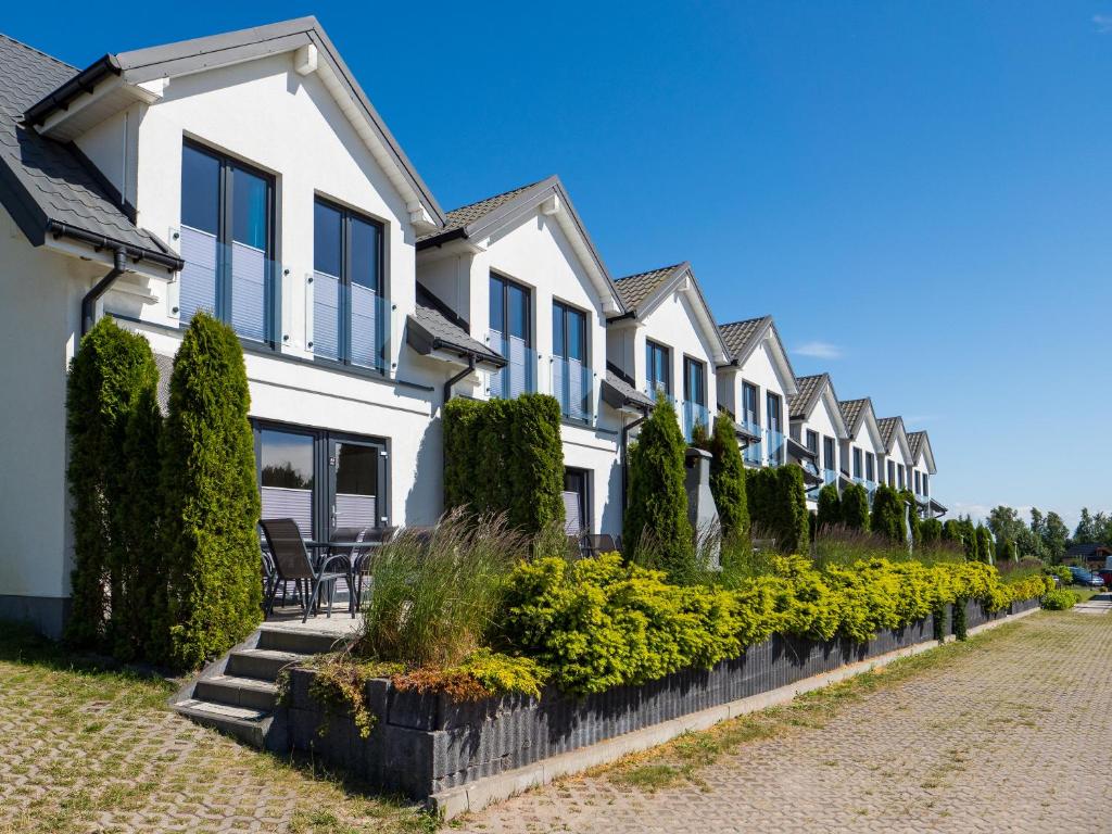 a row of houses on a street at Balticus in Jarosławiec