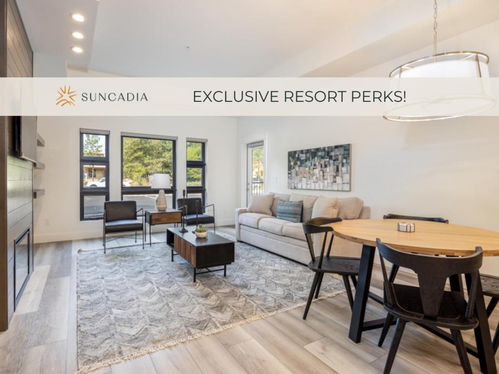 een woonkamer met een bank en een tafel bij Suncadia Trailhead 2 Pet Friendly Condo 113 in Cle Elum