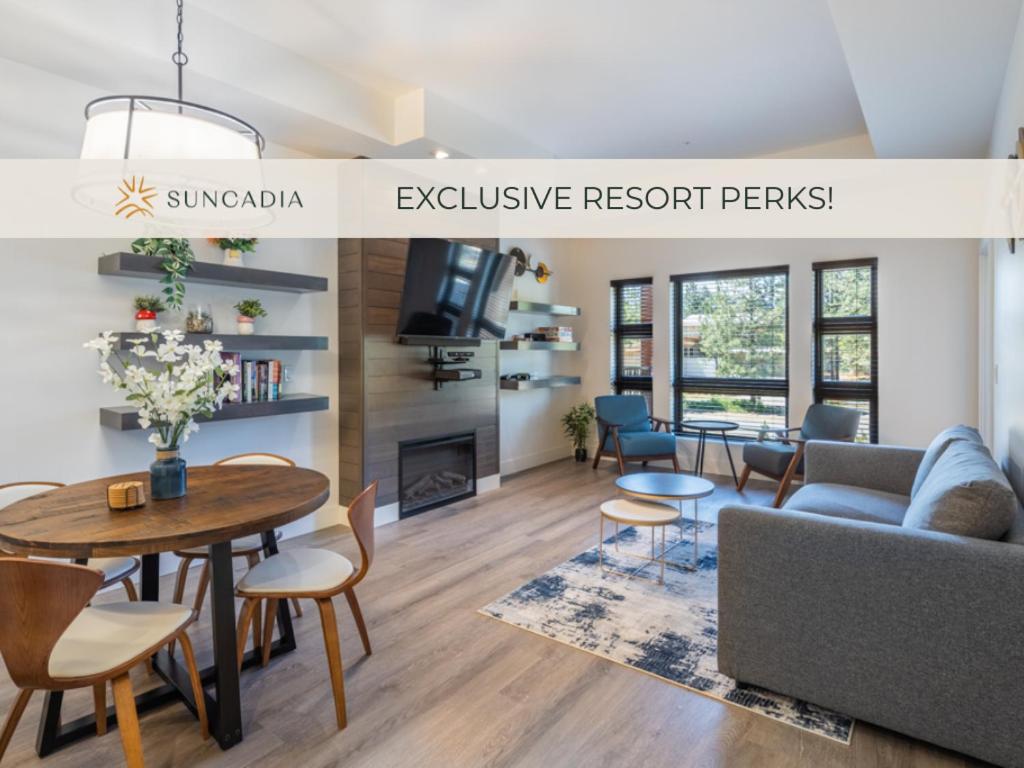 een woonkamer met een bank en een tafel bij Suncadia Trailhead 2 Condo 215 in Cle Elum