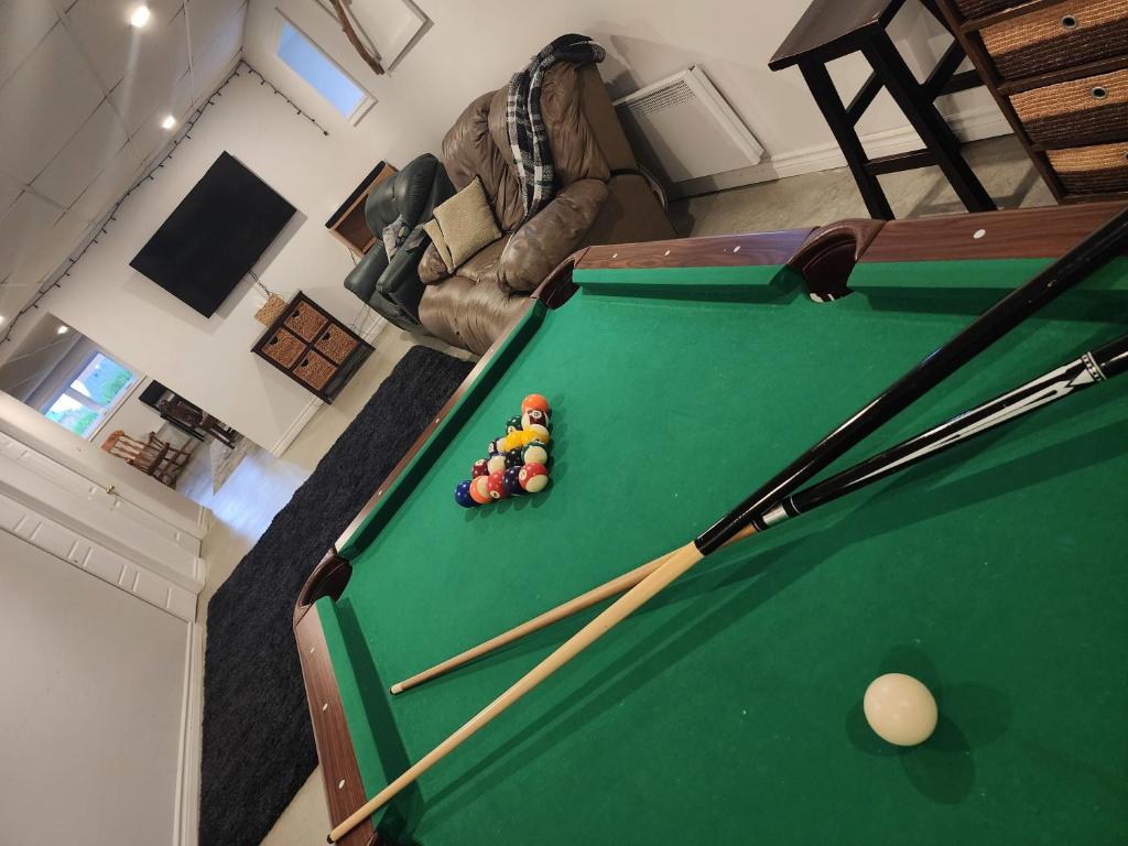 een bovenaanzicht van een pooltafel met ballen erop bij Logis dans un Sous sol au Mont Video in Barraute