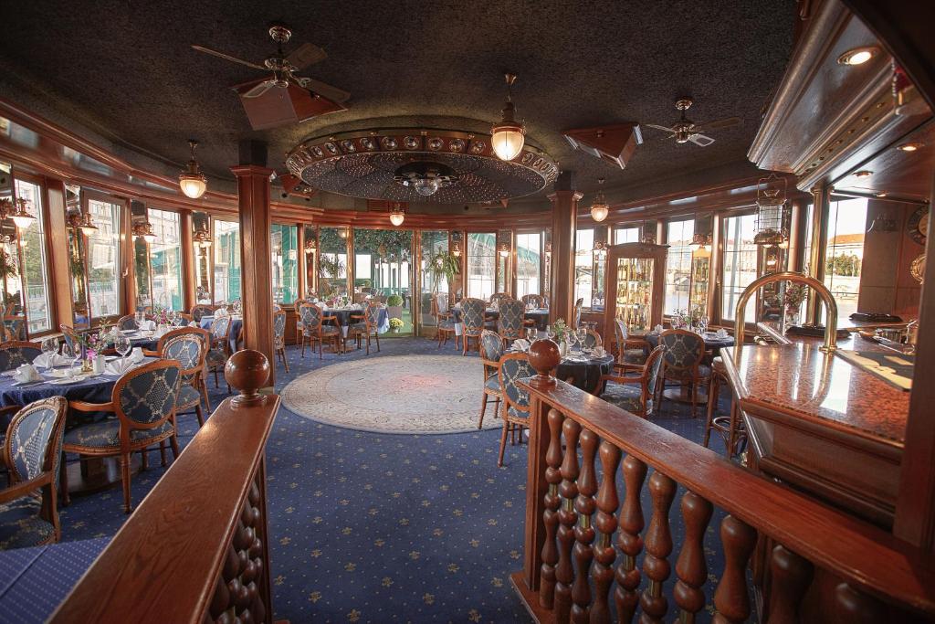 Restaurace v ubytování Admiral Botel
