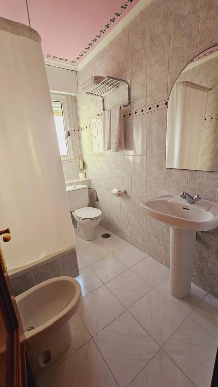 łazienka z umywalką i toaletą w obiekcie Hotel Mataleñas w mieście Santander