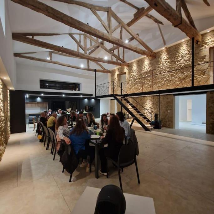 un groupe de personnes assises à des tables dans un restaurant dans l'établissement Villa Laurca, à Auch