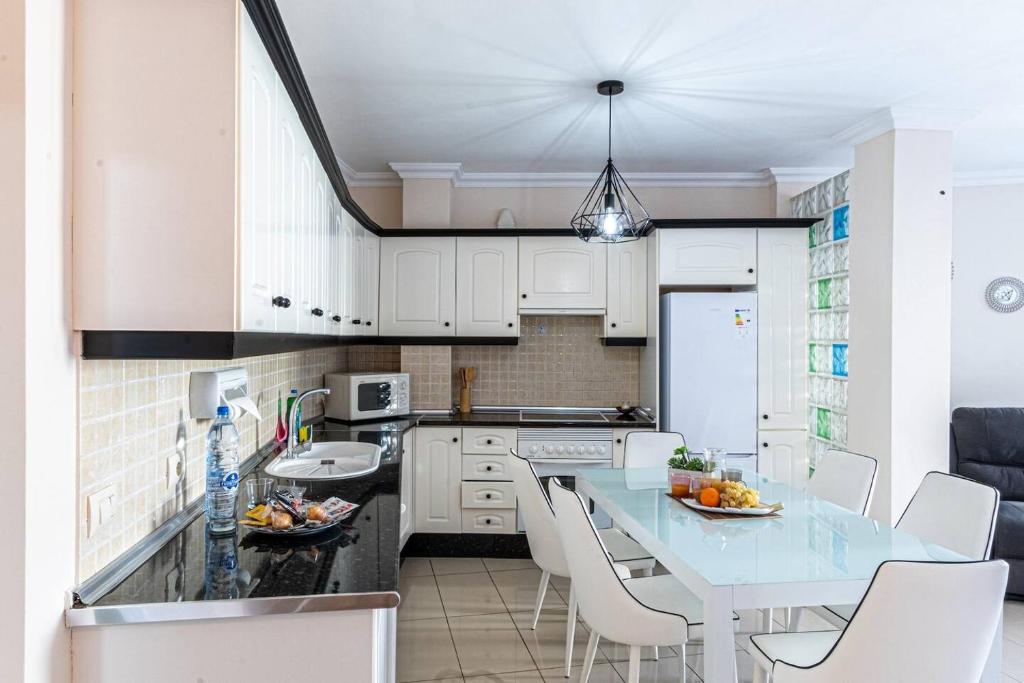 Kuchyň nebo kuchyňský kout v ubytování La Perla Playa Apt Dream Homes Tenerife