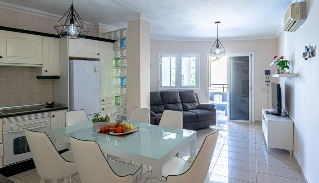 Kuchyň nebo kuchyňský kout v ubytování La Perla Playa Apt Dream Homes Tenerife