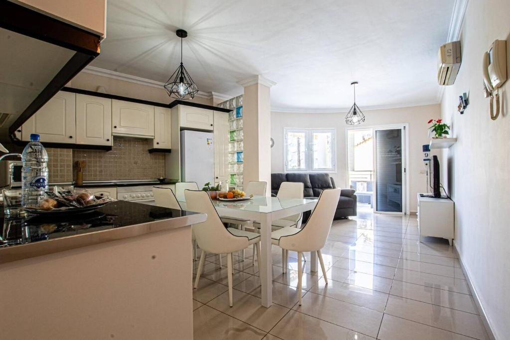 Kuchyň nebo kuchyňský kout v ubytování La Perla Playa Apt Dream Homes Tenerife