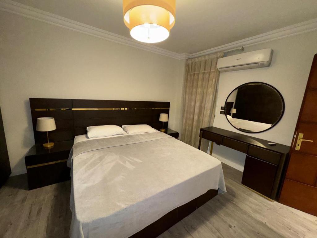 Postel nebo postele na pokoji v ubytování Ultra modern & cozy 2BD apartment