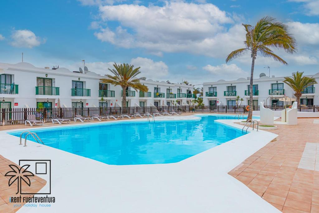Bazén v ubytovaní Samba del Sol Corralejo alebo v jeho blízkosti