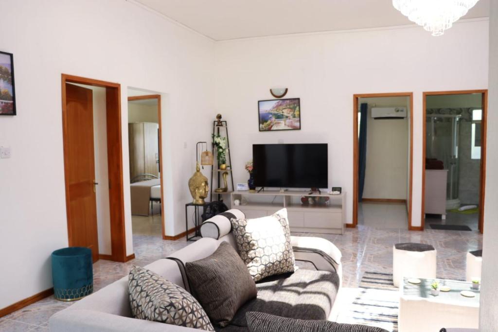 TV a/nebo společenská místnost v ubytování Panoramic Seaview suite