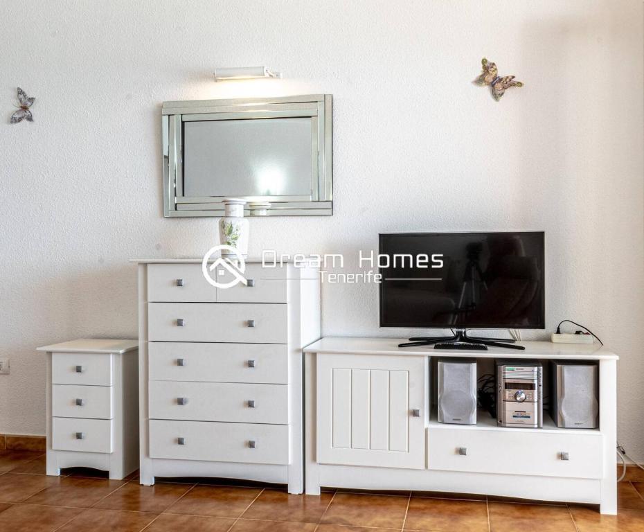 Televízia a/alebo spoločenská miestnosť v ubytovaní Oceanfront Neptuno Apt By Dream Homes Tenerife
