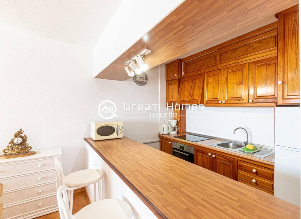 Kuchyňa alebo kuchynka v ubytovaní Oceanfront Neptuno Apt By Dream Homes Tenerife