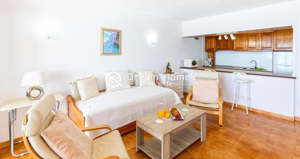 Kuchyňa alebo kuchynka v ubytovaní Oceanfront Neptuno Apt By Dream Homes Tenerife