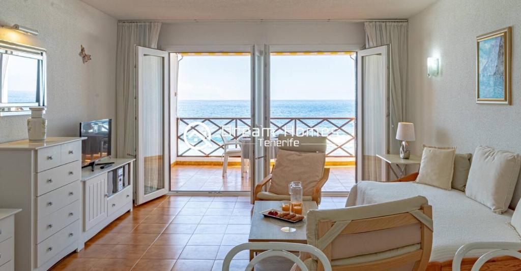Kuchyňa alebo kuchynka v ubytovaní Oceanfront Neptuno Apt By Dream Homes Tenerife